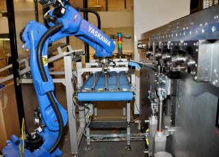 High-end robotløsning med indbygget kvalitetskontrol til SP Moulding